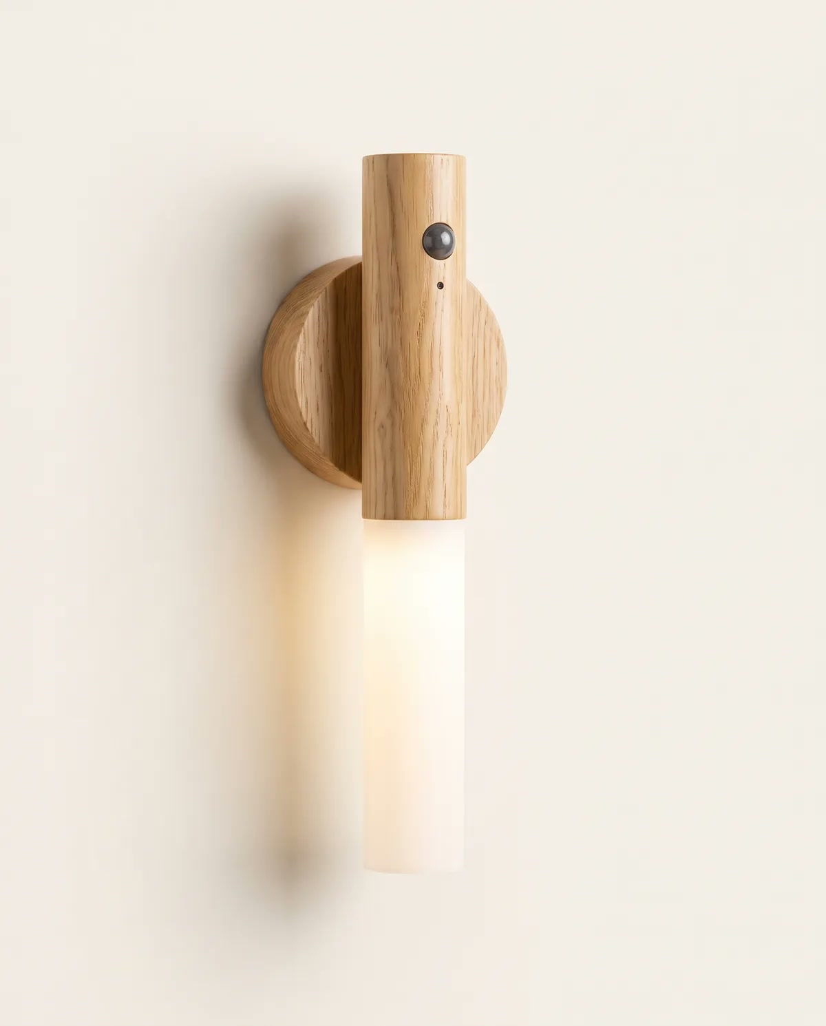 Lampada SENZIA effetto rovere chiaro con sensore di movimento, sulla sua base a disco