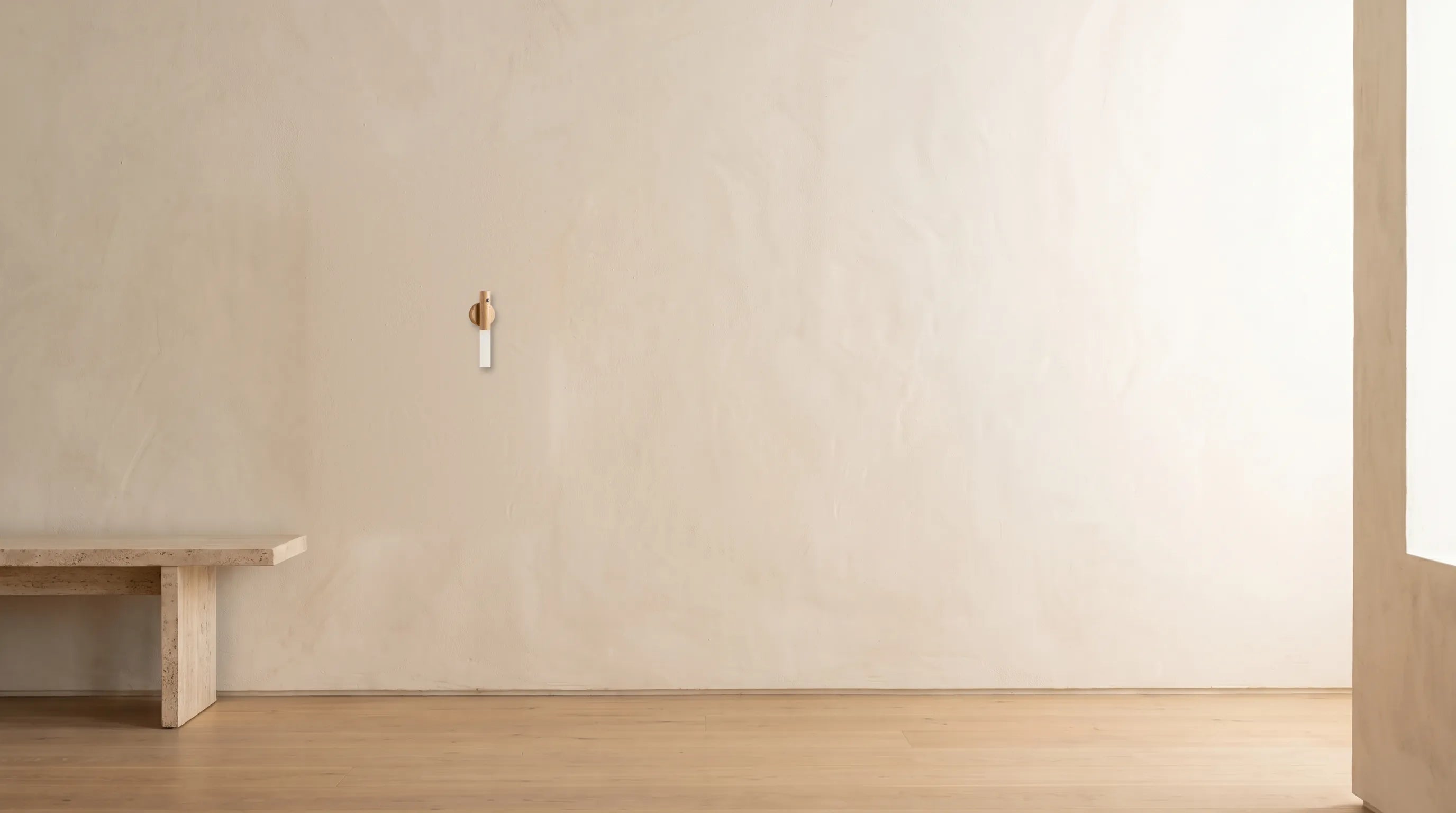 Corridoio con una piccola lampada SENZIA sulla parete: al buio si accende da sola