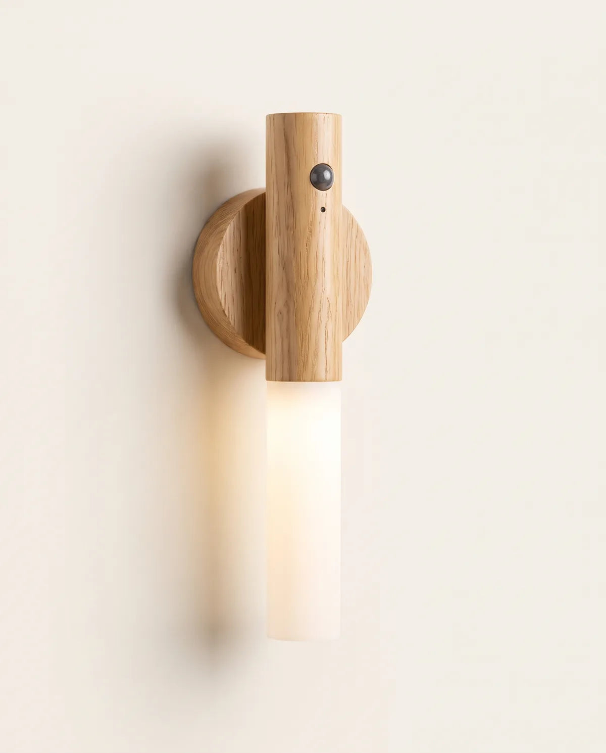 Lampada SENZIA effetto rovere montata sulla sua base a disco